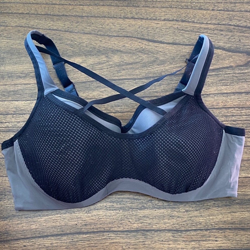 Torrid Active Strappy Mesh Underwire Sports Bra 40D – Gray/Black Fishnet Overlay